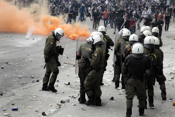 Polis ve göstericiler, 29 Haziran 2011 tarihinde Atina'da hükümetin politikası ve tasarruf kesintilerine karşı düzenlenen 48 saatlik genel grev sırasında Yunan parlamentosu önünde çatıştı.