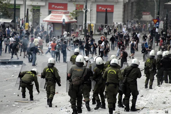 Polis ve göstericiler, 29 Haziran 2011 tarihinde Atina'da hükümetin politikası ve tasarruf kesintilerine karşı düzenlenen 48 saatlik genel grev sırasında Yunan parlamentosu önünde çatıştı.
