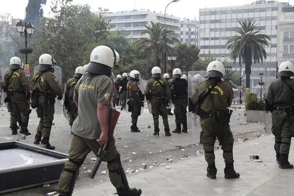 Polis ve göstericiler, 29 Haziran 2011 tarihinde Atina'da hükümetin politikası ve tasarruf kesintilerine karşı düzenlenen 48 saatlik genel grev sırasında Yunan parlamentosu önünde çatıştı.
