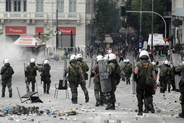 Polis ve göstericiler, 29 Haziran 2011 tarihinde Atina'da hükümetin politikası ve tasarruf kesintilerine karşı düzenlenen 48 saatlik genel grev sırasında Yunan parlamentosu önünde çatıştı.