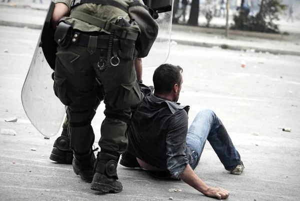 Policía Los Manifestantes Enfrentan Frente Parlamento Griego Durante Una Huelga —  Fotos de Stock