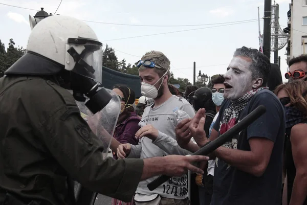 Polisi Dan Demonstran Bentrok Depan Parlemen Yunani Selama Jam Pemogokan — Stok Foto