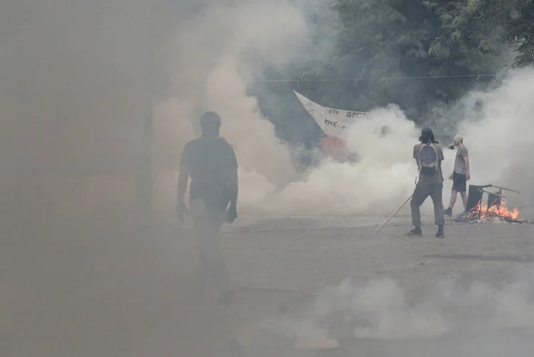 2011年6月29日 アテネで政府の政策と緊縮財政削減に反対する48時間の一般ストライキ中 警察とデモ隊がギリシャ議会の前で衝突する — ストック写真