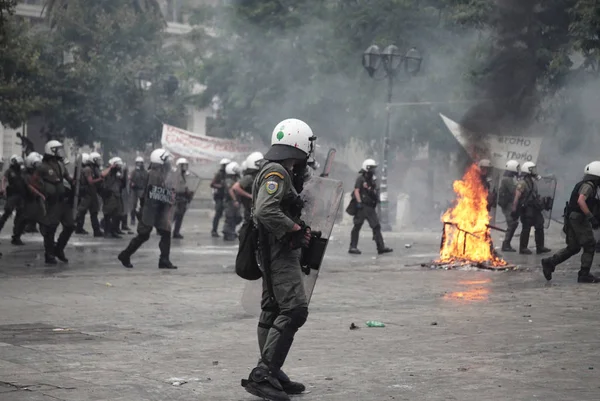 Polis ve göstericiler, 29 Haziran 2011 tarihinde Atina'da hükümetin politikası ve tasarruf kesintilerine karşı düzenlenen 48 saatlik genel grev sırasında Yunan parlamentosu önünde çatıştı.
