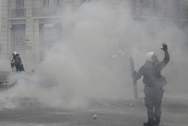 Polícia Manifestantes Chocam Frente Parlamento Grego Durante Uma Greve Geral — Fotografia de Stock