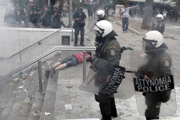 Policía Los Manifestantes Enfrentan Frente Parlamento Griego Durante Una Huelga — Foto de Stock