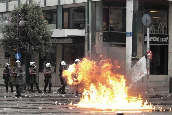 Polis ve göstericiler, 29 Haziran 2011 tarihinde Atina'da hükümetin politikası ve tasarruf kesintilerine karşı düzenlenen 48 saatlik genel grev sırasında Yunan parlamentosu önünde çatıştı.