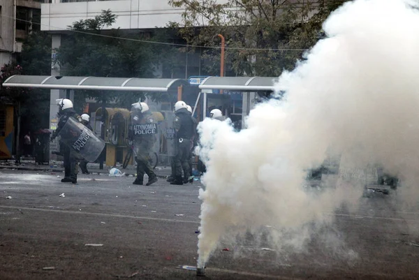 2011年6月29日 在雅典举行的反对政府政策和紧缩政策的48小时大罢工中 警察和示威者在希腊议会前发生冲突 — 图库照片