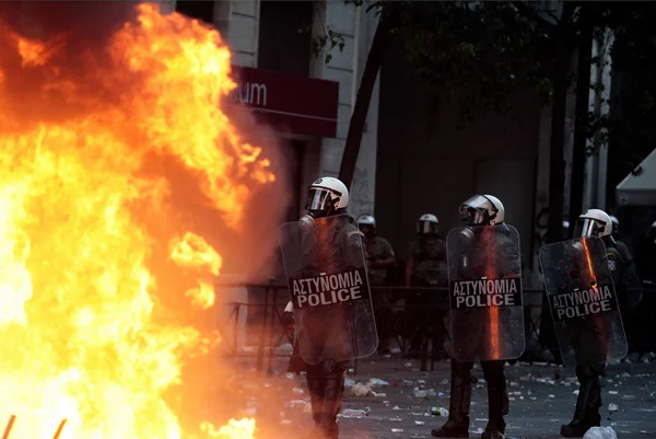 Police Les Manifestants Affrontent Devant Parlement Grec Lors Une Grève — Photo