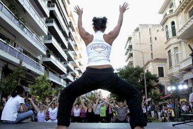 Yoga meraklıları 22 Eylül 2012 tarihinde Selanik, Yunanistan'da Uluslararası Yoga Günü'nde toplu yoga oturumuna katılıyorlar..