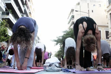 Yoga meraklıları 22 Eylül 2012 tarihinde Selanik, Yunanistan'da Uluslararası Yoga Günü'nde toplu yoga oturumuna katılıyorlar..