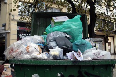 Selanik sokaklarında çöp yığınları, Yunanistan, Kasım'da Belediye işçileri grev nedeniyle 20, 2012