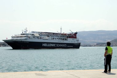  Turist sezonu Yunanistan için zirveye ulaşır gibi turistler Selanik limanında yolcu gemisinden karaya, Ağustos'ta Selanik'te 15, 2011