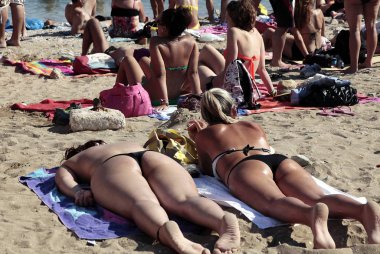 İnsanlar Agia Marina sahilde güneşli havakeyfini, Yunanistan, Jul. 15, 2012.