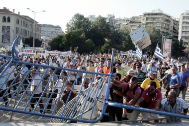 10 Eylül 2011 tarihinde Yunanistan'ın Selanik kentinde hükümetin politikası ve tasarruf tedbirlerine karşı düzenlenen 48 saatlik genel grev sırasında polis ve göstericiler çatıştı.
