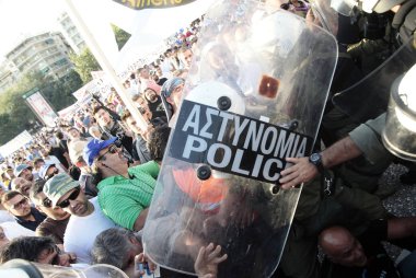 10 Eylül 2011 tarihinde Yunanistan'ın Selanik kentinde hükümetin politikası ve tasarruf tedbirlerine karşı düzenlenen 48 saatlik genel grev sırasında polis ve göstericiler çatıştı.