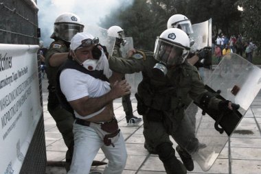 10 Eylül 2011 tarihinde Yunanistan'ın Selanik kentinde hükümetin politikası ve tasarruf tedbirlerine karşı düzenlenen 48 saatlik genel grev sırasında polis ve göstericiler çatıştı.