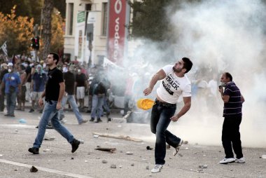 10 Eylül 2011 tarihinde Yunanistan'ın Selanik kentinde hükümetin politikası ve tasarruf tedbirlerine karşı düzenlenen 48 saatlik genel grev sırasında polis ve göstericiler çatıştı.