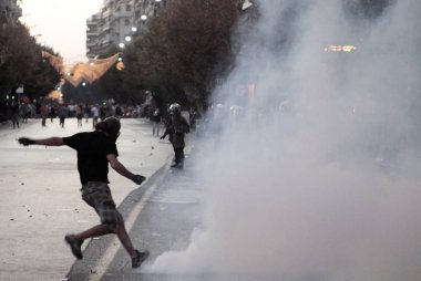 10 Eylül 2011 tarihinde Yunanistan'ın Selanik kentinde hükümetin politikası ve tasarruf tedbirlerine karşı düzenlenen 48 saatlik genel grev sırasında polis ve göstericiler çatıştı.