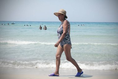 Sani Beach sahilde rahatlatıcı insanlar, Halkidiki, Yunanistan Ağustos'ta 9, 2012