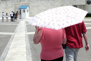 Turistler Atina'da Akropolis tepe ziyaret, Temmuz'da Yunanistan 11, 2012