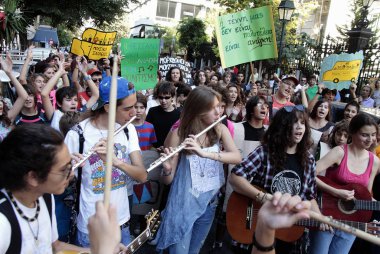 Yunan öğrenciler Selanik'te eğitime karşı protesto gösterisi düzenledi