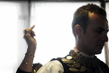 Katılımcılar Genitsari ve Boules antik geleneğine katılıyorlar. Bir dans-olay Mar Yunanistan'da Karnaval Pazar günü ünlü Naoussa Karnavalı ana özelliğidir 6, 2011.