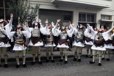 Katılımcılar Genitsari ve Boules antik geleneğine katılıyorlar. Bir dans-olay Mar Yunanistan'da Karnaval Pazar günü ünlü Naoussa Karnavalı ana özelliğidir 6, 2011.
