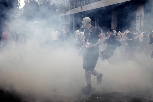 2011年6月28日 アテネで政府の政策と緊縮財政削減に反対する48時間の一般ストライキ中 警察とデモ隊がギリシャ議会の前で衝突する — ストック写真