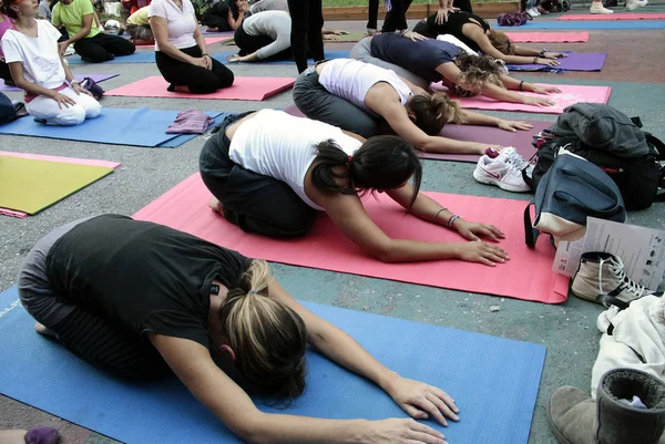 2012年9月22日 在希腊塞萨洛尼基国际瑜伽日 瑜伽爱好者参加一场集体瑜伽课程 — 图库照片