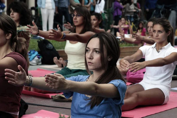 2012年9月22日 在希腊塞萨洛尼基国际瑜伽日 瑜伽爱好者参加一场集体瑜伽课程 — 图库照片