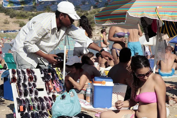 Gente Disfruta Del Clima Soleado Playa Agia Marina Grecia Julio — Foto de Stock