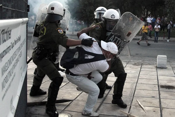 2011 在希腊塞萨洛尼基 警察和示威者在反对政府政策和紧缩政策的 小时大罢工期间发生冲突 — 图库照片