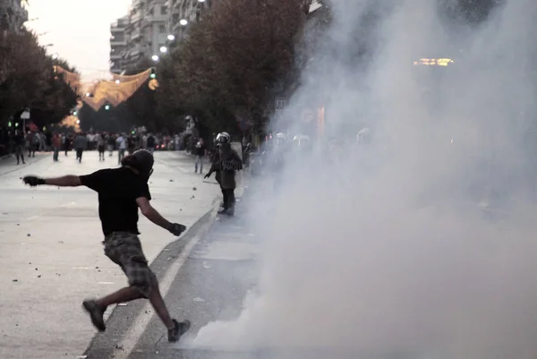 2011年9月10日 ギリシャのテッサロニキで政府の政策と緊縮財政削減に対する48時間の一般ストライキ中に警察とデモ隊が衝突 — ストック写真