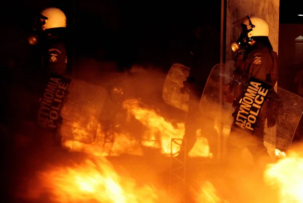 2011年9月10日 ギリシャのテッサロニキで政府の政策と緊縮財政削減に対する48時間の一般ストライキ中に警察とデモ隊が衝突 — ストック写真