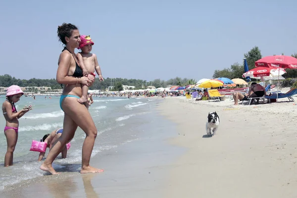 Människor Koppla Stranden Sani Beach Halkidiki Grekland Aug 2012 — Stockfoto