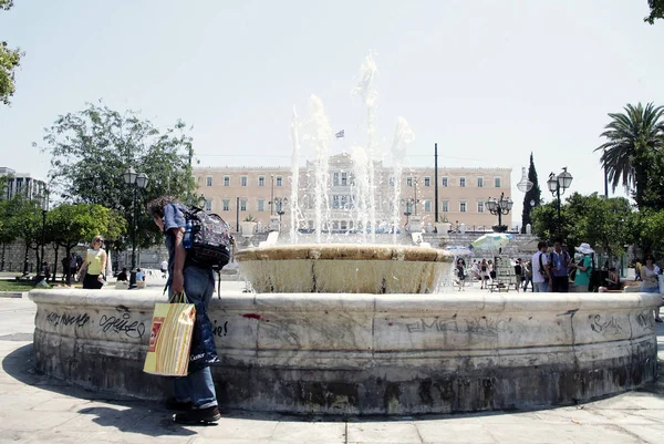 Άνθρωποι Περπατούν Στο Δρόμο Της Κεντρικής Αθήνας Κατά Διάρκεια Ενός — Φωτογραφία Αρχείου