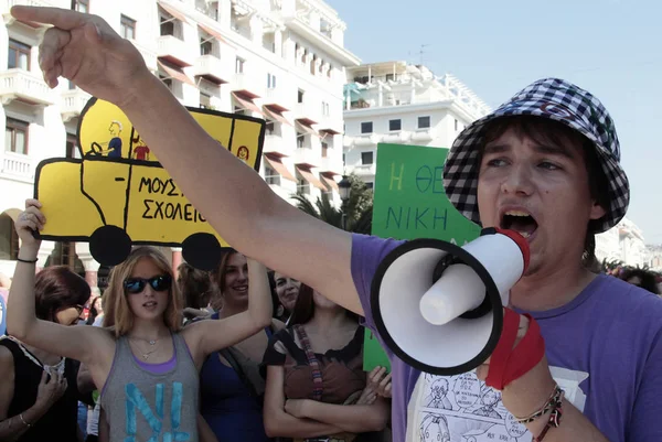 Estudantes gregos protestam em Salónica contra a educação b — Fotografia de Stock