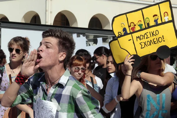 Los escolares griegos protestan en Tesalónica contra la educación b —  Fotos de Stock