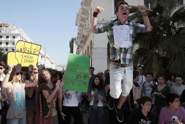 Греческие школьники протестуют в Салониках против образования b — стоковое фото