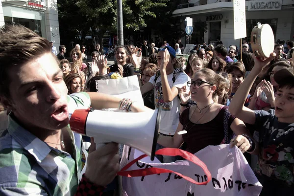 Los escolares griegos protestan en Tesalónica contra la educación b — Foto de Stock