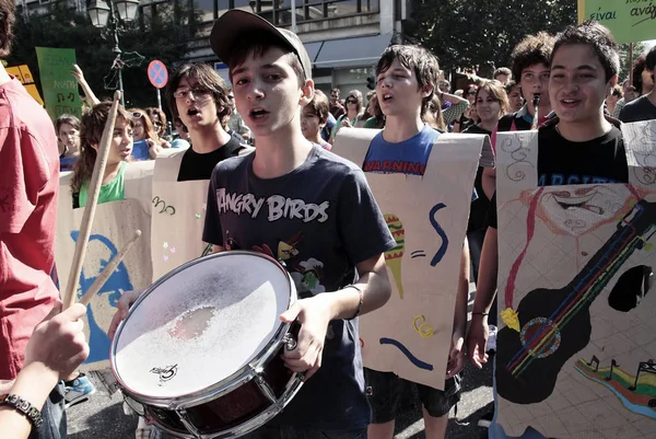 Greek schoolchildren protest in Thessaloniki against education b — Stock Photo, Image