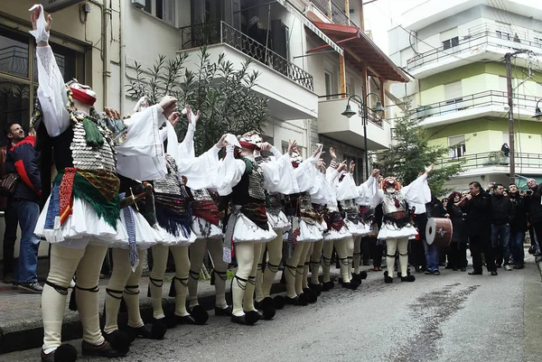 参加者は ジェニタリとブールの古代の習慣に参加します ダンスイベントは 2011年3月6日にギリシャのカーニバルの日曜日にナウサの有名なカーニバルの主な特徴です — ストック写真