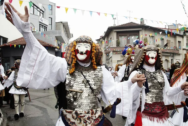 参加者は ジェニタリとブールの古代の習慣に参加します ダンスイベントは 2011年3月6日にギリシャのカーニバルの日曜日にナウサの有名なカーニバルの主な特徴です — ストック写真