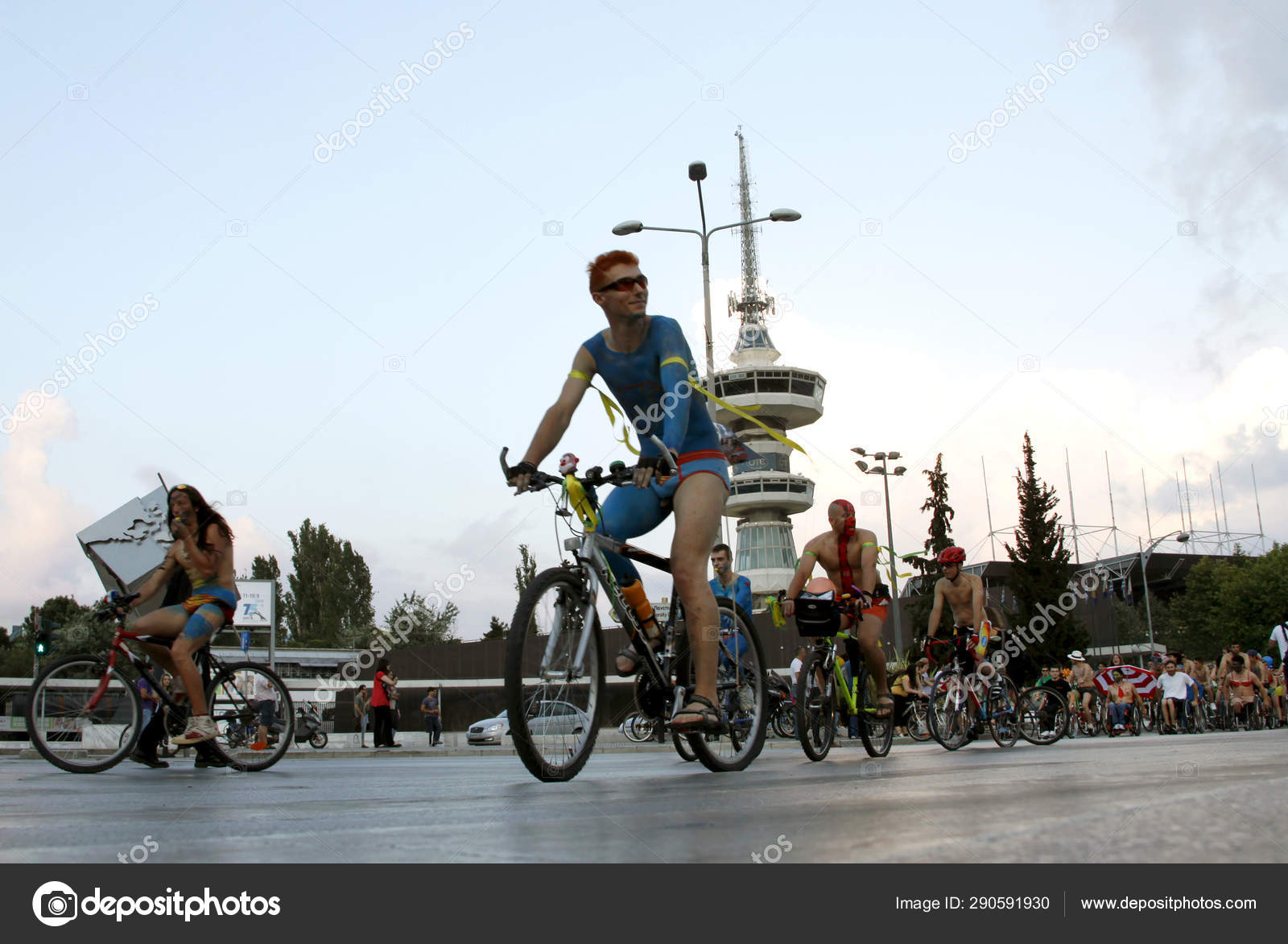 裸　自転車 テッサロニキ ギリシャ 2010年6月04日 裸のサイクリストは 毎年恒例の国際ネイキッドバイクライドに参加します —  ストック編集用写真©Ale_Mi#290591930