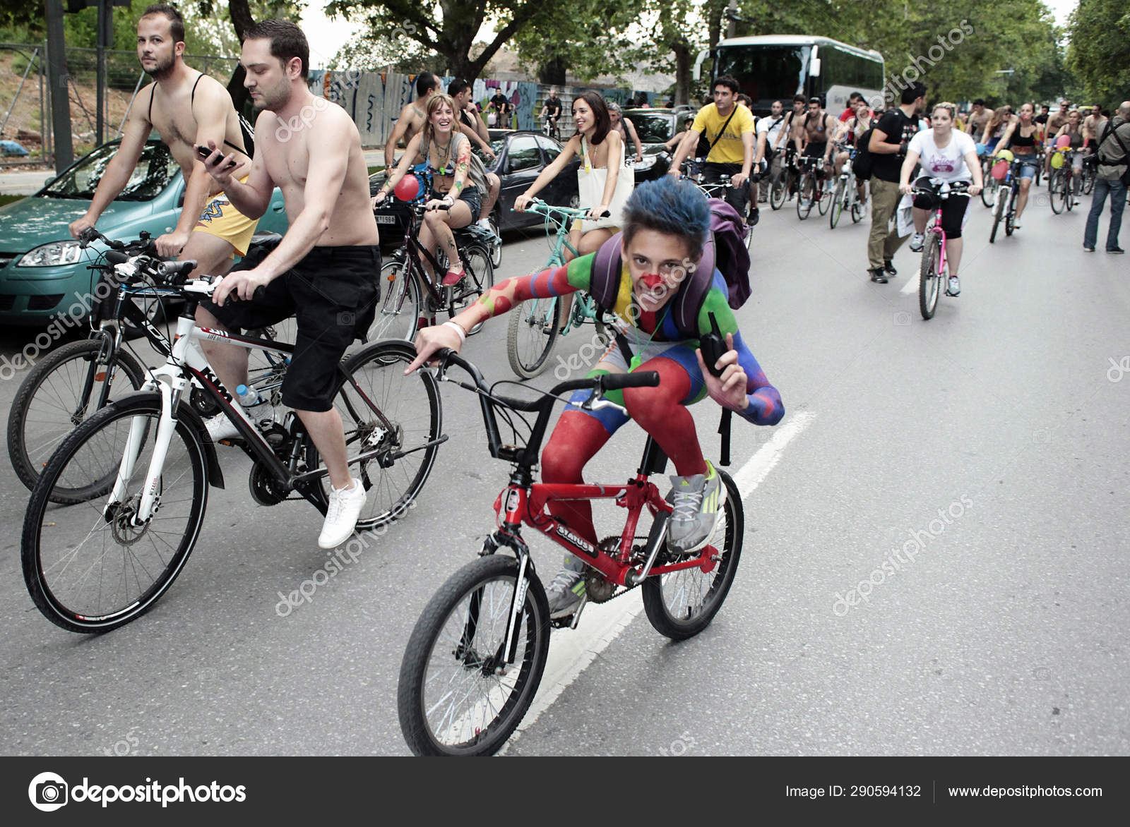 裸　自転車 テッサロニキ ギリシャ 2012年6月01日 裸のサイクリストは 毎年恒例の国際ネイキッドバイクライドに参加します —  ストック編集用写真©Ale_Mi#290594132