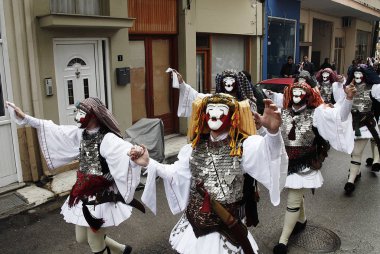 Katılımcılar Genitsari ve Boules antik geleneğine katılıyorlar. Bir dans-olay Mar Yunanistan'da Karnaval Pazar günü ünlü Naoussa Karnavalı ana özelliğidir 6, 2011.