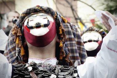Katılımcılar Genitsari ve Boules antik geleneğine katılıyorlar. Bir dans-olay Mar Yunanistan'da Karnaval Pazar günü ünlü Naoussa Karnavalı ana özelliğidir 6, 2011.