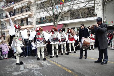 Katılımcılar Genitsari ve Boules antik geleneğine katılıyorlar. Bir dans-olay Mar Yunanistan'da Karnaval Pazar günü ünlü Naoussa Karnavalı ana özelliğidir 6, 2011.