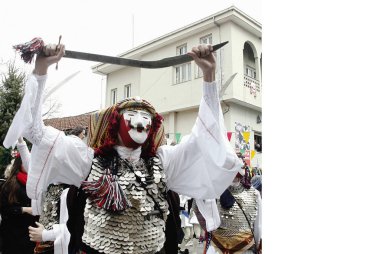 Katılımcılar Genitsari ve Boules antik geleneğine katılıyorlar. Bir dans-olay Mar Yunanistan'da Karnaval Pazar günü ünlü Naoussa Karnavalı ana özelliğidir 6, 2011.
